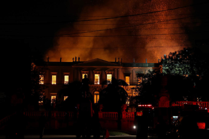 El Museo Nacional de Brasil en Río de Janeiro durante el incendio