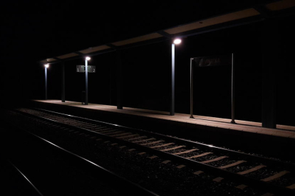 L’escassa il·luminació a l’estació de Vinaixa.