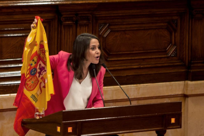Inés Arrimadas durante su réplica en el Parlament de Catalunya, alzando la bandera española.