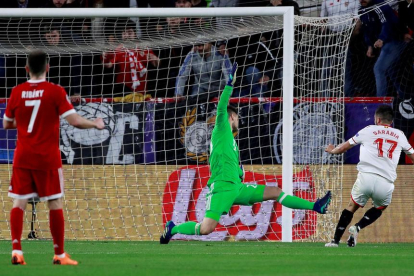 Sarabia marca el gol del Sevilla, ayer en el partido ante el Bayern de Múnich.