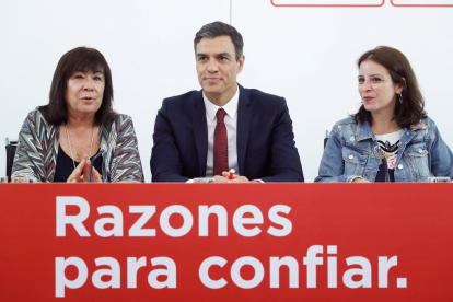 Pedro Sánchez, al costat de Cristina Narbona, a l’esquerra, i a Adriana Lastra.