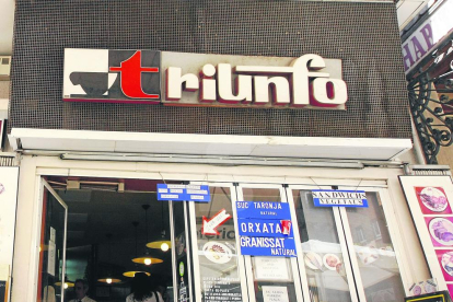 Imagen de archivo de la cafetería Triunfo, que cerró hace diez años y donde después abrió una tienda de telefonía.