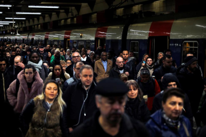 Viatgers baixen d’un tren regional a l’estació Gare du Nord a París.