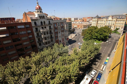Vista de la Rambla Ferran de Lleida, amb l'estació de Renfe al fons.