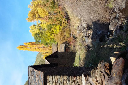 La Vall d'Estaon al Pallars Sobirà on els colors de tardor i el pas de la història  es barregen en un únic entorn natural, el parc de l'Alt Pirineu.