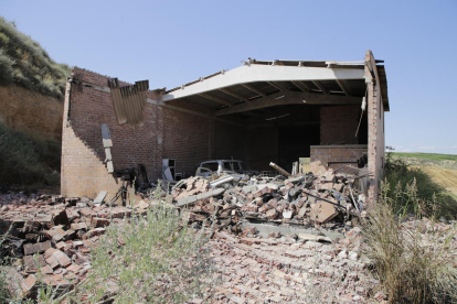 La estructura del almacén quedó colapsada y las llamas calcinaron cuatro vehículos en el interior. 
