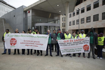 Membres de la Plataforma d'Afectats per la Hipoteca (PAH) protesten davant dels jutjats de Lleida contra la revisió de la sentència del Tribunal Suprem.