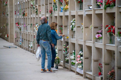 Preparativos en el cementerio de Lleida por Todos los Santos