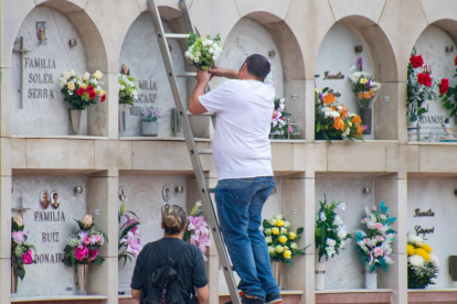 Preparativos en el cementerio de Lleida por Todos los Santos