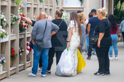 Preparativos en el cementerio de Lleida por Todos los Santos