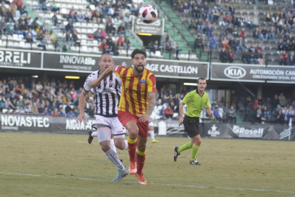 Juanto Ortuño controla la pilota pressionat per diversos futbolistes del Castelló, ahir durant el partit a Castalia.