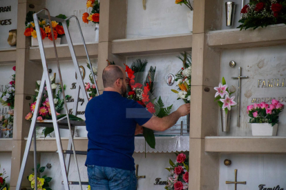 Preparatius al cementiri de Lleida per Tots Sants