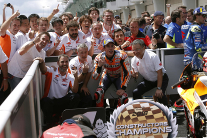Marc celebra amb el seu equip el títol de constructors.