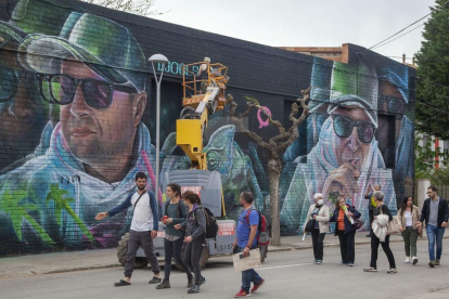 Milers de persones visiten les obres d'art urbà.