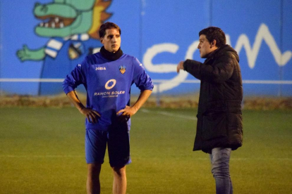 Juanto, que ya se entrenó ayer con la plantilla azul, conversa con el técnico Gerard Albadalejo.