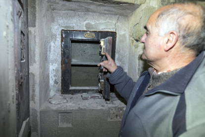 La caixa forta de ferro que s’ha trobat a Santa Maria del Coll de les Savines.