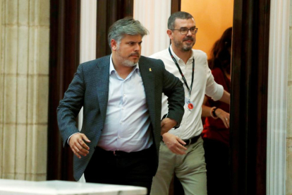 El portavoz de Junts per Catalunya, Albert Batet, sale del despacho del presidente Torra en el Parlament.