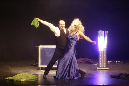 Las paradas con artículos de magia fueron uno de los principales atractivos del festival en el teatro de L’Escorxador. 