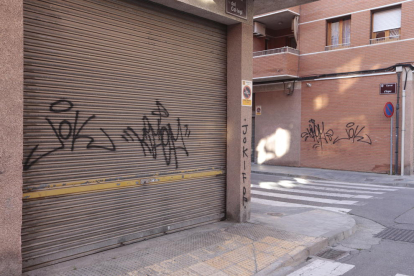 Los vecinos de La Bordeta, “hartos” de pintadas en sus calles