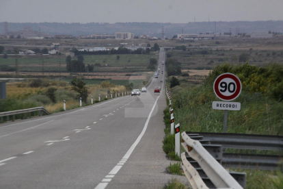 Una señal de límite de velocidad en una carretera de Lleida.