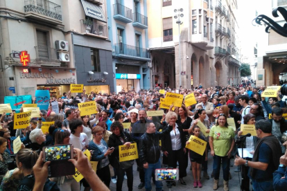 La protesta de docents aquest dimecres a la tarda a la plaça Paeria de Lleida.