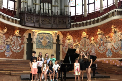 Jóvenes pianistas del Conservatori de Cervera, en el Palau de la Música