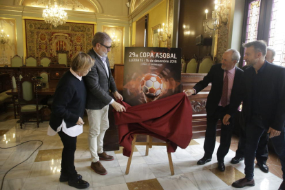 El alcalde y el presidente de la ASOBAL descubren el cartel de la 29 edición del torneo.