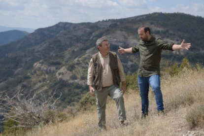 Jaume Sañé muestra a Peyu el papel de las carroñeras en el monte.