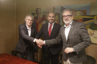 Els representants d’Eurofund Parc Lleida i l’alcalde, després de firmar el conveni.