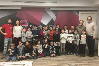 Los niños participaron ayer en las actividades creativas y tecnológicas de Enginyers Lleida.
