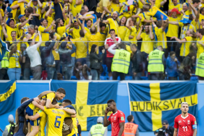Els jugadors suecs celebren el gol davant de la desolació dels suïssos.
