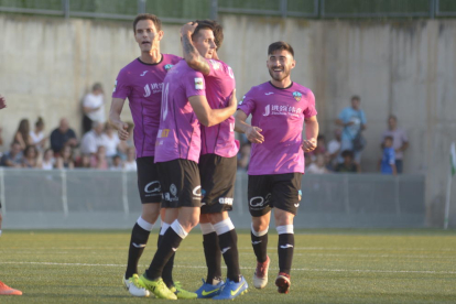 Jugadors del Lleida celebren un dels dos gols marcats ahir a Ascó.