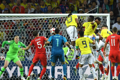El barcelonista Yerri Mina, con este salto espectacular, empató el partido en el tiempo añadido y forzó la prórroga para Colombia.