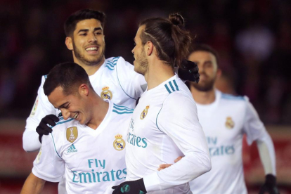 Gareth Bale celebra amb els companys Marco Asensio i Lucas Vázquez el primer gol del partit.