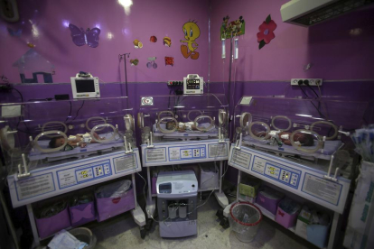 Unidad de cuidados intensivos de neonatos en un hospital.