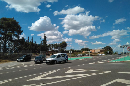Vehicles intenten incorporar-se a la carretera a la semirotonda de l’encreuament l’Escola Alba.