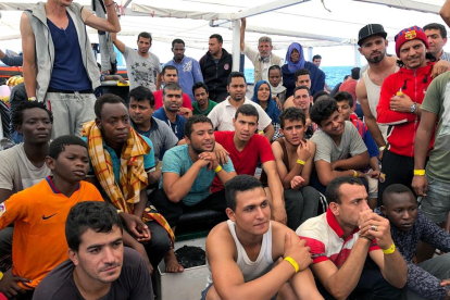 Migrantes a bordo del barco de la ONG Proactiva Open Arms, en el Mediterráneo.
