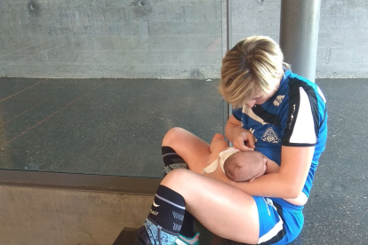 La jugadora de la Associació, Irina Pop, amamanta a su hijo en septiembre pasado durante un partido.