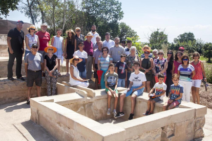 Foto de familia de los vecinos de Almenara con el alcalde y el edil de Juventud de Agramunt. 