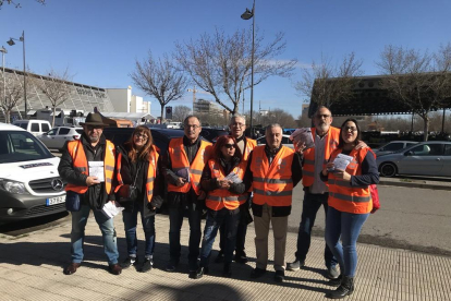 Delegados de UGT-Terres de Lleida repartieron ayer folletos sobre la huelga en el Mercat de Pardinyes. 