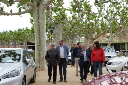 Las autoridades visitando ayer por la mañana los vehículos expuestos en Les Borges.