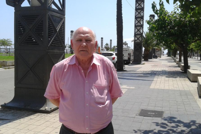 Laszlo Kaszas, de 80 años, vive en Barcelona y sigue pendiente de la trayectoria del Lleida.