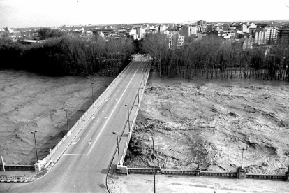 Crescuda del riu Segre al seu pas per la ciutat de Lleida amb detall de la inundació al Pont Vell