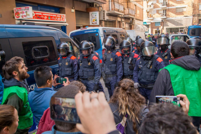 Dos manifestants detinguts i un mosso ferit en un desnonament a Lleida