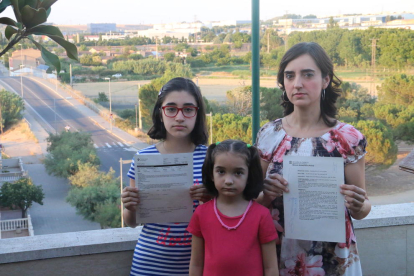 Soler i les seues filles posen amb els informes del metge i els Mossos amb la Biloba al fons, ahir.
