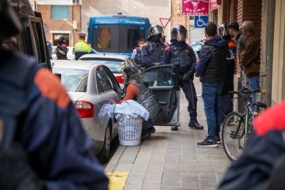 Dos manifestants detinguts i un mosso ferit en un desnonament a Lleida