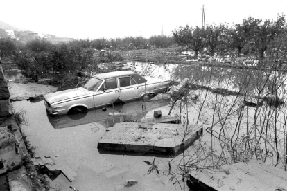 Un coche arrastrado por el agua.