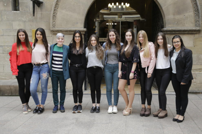 Las diez chicas que representarán a barrios y partidas de Lleida, ayer, durante la presentación en la Paeria.