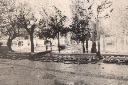 Els efectes de la riuada als Camps Elisis, en una vista des del carrer Santa Cecília.