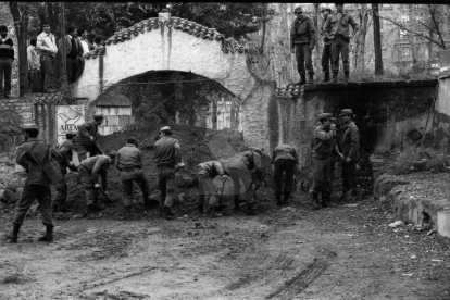 Trabajos de limpieza y daños tras la riada en Lleida. El Ejército en la entrada del Choperal